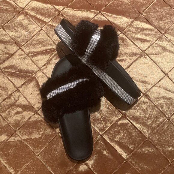 Size 8 Lightweight Black Fuzzy Slippers with Bling - Picture 2 of 2